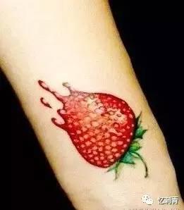 手上有纹身的网红吃瓜,揭秘娱乐圈幕后真相