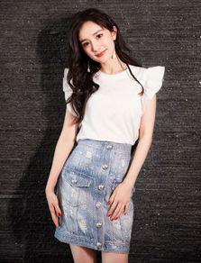 杨幂换丝袜,时尚魅力再升级